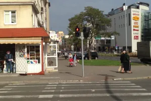 Po co sygnalizacja na środku przejścia dla pieszych?
