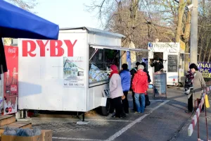 Prowizoryczny bazar na kółkach szpeci Witomino
