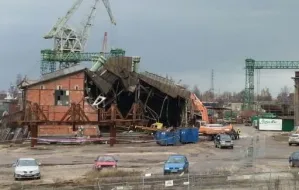 Trwa burzenie kolejnego postoczniowego budynku