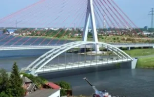 Do końca roku oba brzegi Martwej Wisły połączy nowy most kolejowy. Trwają prace
