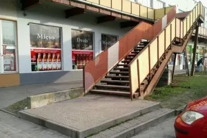 Do biblioteki na Witominie tylko po schodach