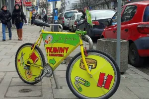 Gdyńskie stojaki rowerowe zajęte przez reklamy