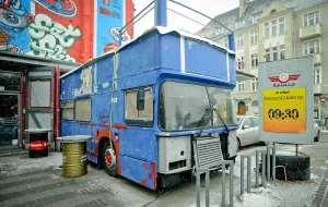 Piętrowy autobus zaparkował w... klubie we Wrzeszczu