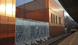 Miedziana ściana lśni przy stacji w Sopocie