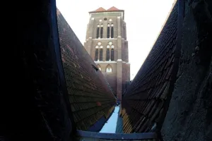 Niebo zagląda do Bazyliki Mariackiej. Przez dziurawy dach