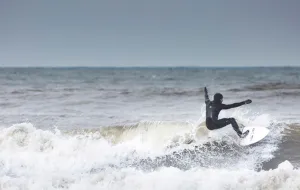 Surfowanie po Bałtyku zimą: fale do 3 metrów, woda 2 stopnie
