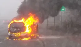 Kierowcy patrzyli na płonące auto. Pojazd spłonął