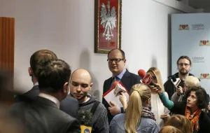 Opinie nt. czy Adamowicz powinien zrezygnować