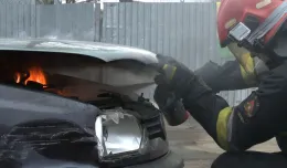 Strażacy podpowiadają, jak gasić płonące auto