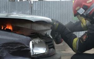 Strażacy podpowiadają, jak gasić płonące auto