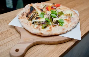 Ciekawy trend: pizza z pieca opalanego drewnem