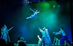 Akrobatyczny show w hołdzie Szekspirowi. O spektaklu "Sen nocy letniej"