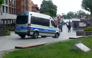 Radiowóz uszkodził schody na Targu Rybnym