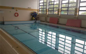 Uczeń trafił do szpitala prosto z basenu szkolnego