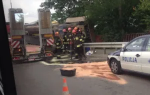 Kruszarka spadła z ciężarówki na Obłużu