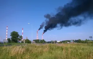 Dym nad rafinerią z powodu spalania węglowodorów