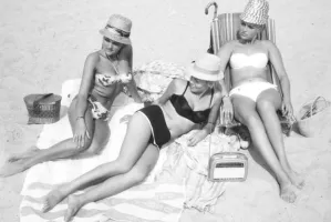 Czy w bikini wypada? Moda plażowa na przestrzeni lat