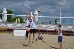 Plażowi siatkarze poradzili sobie z wiatrem