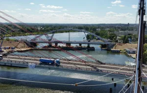 120-metrowy most kolejowy połączył brzegi Martwej Wisły