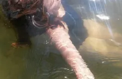 Dziecko tonie po cichu - czujność plażowiczów może je uratować
