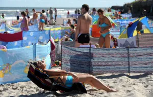 Turyści robią "prywatną plażę" z parawanów