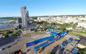 Maszyna o masie 2 tys. ton załadowana w Gdyni