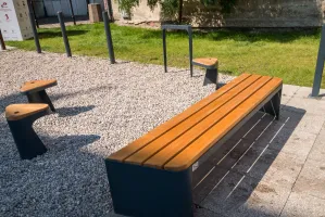 Prototypy mebli miejskich na skwerze przy Bazylice Mariackiej