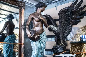 Bieliźniarka, sekretarzyk, skrzynia czy odblaśnica? Meble z Jarmarku Św. Dominika