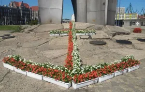 Spór o kwiaty pod pomnikiem Poległych Stoczniowców