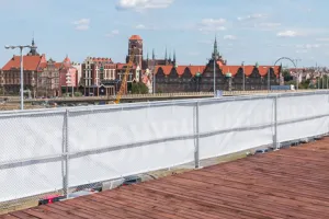Punkt widokowy na dachu... budowlanych kontenerów. Sprawdza się!