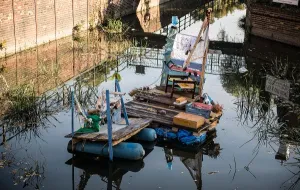 Tratwa z odpadów zakotwiczyła w kanale Raduni