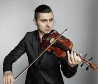 Stradivarius dzisiaj kojarzy się z ciuchami. Wywiad z Adamem Bałdychem