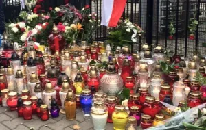 Kwiaty przed konsulatem Francji w Sopocie
