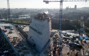 Tak rośnie 40-metrowa wieża Muzeum II Wojny Światowej
