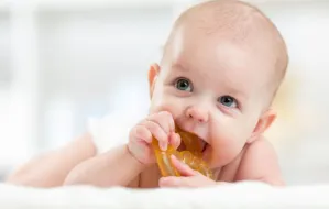 Jak dbać o zęby u niemowląt?