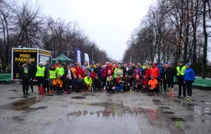 Setka biegaczy w świątecznym parkrunie w Gdyni