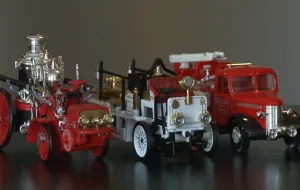 Miłośnik straży zbiera miniatury strażackich wozów