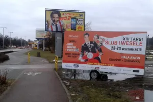 Niebezpieczna reklama przy drodze rowerowej