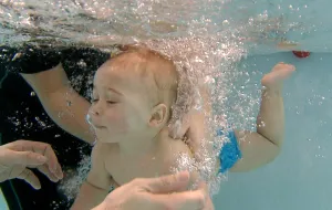 Zobacz jak pływają 3-miesięczne dzieci