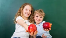 Szkoły i przedszkola zasypywane jabłkami