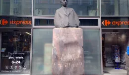 Pomnik Kwiatkowskiego nadal wśród reklam