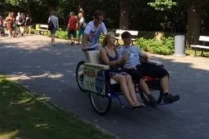 Riksze nie mogą wjeżdżać na drogi rowerowe? Policja mandaty daje, jednak niechętnie