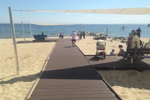 Orłowo: na plaży kładka, otoczenie bez zmian