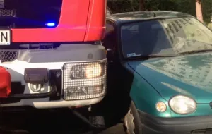 Zobacz, jak źle zaparkowane auta blokują dojazd strażakom
