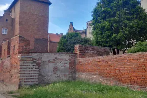 Niech mocz będzie z tobą, a nie Za Murami