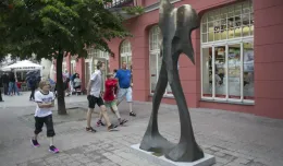 Troszkę kultury przed zakupami. 2,5-metrowa rzeźba przed centrum handlowym na Monciaku