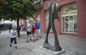 Troszkę kultury przed zakupami. 2,5-metrowa rzeźba przed centrum handlowym na Monciaku