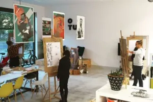 Biznes z gumką i ołówkiem w ręku