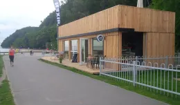 Kawiarnia na bulwarze w Gdyni już stoi, choć przetarg unieważniono