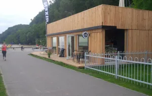 Kawiarnia na bulwarze w Gdyni już stoi, choć przetarg unieważniono